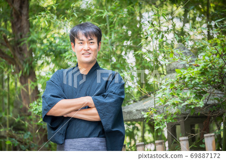 男士穿著浴衣出場 男士穿著浴衣出場 69887172