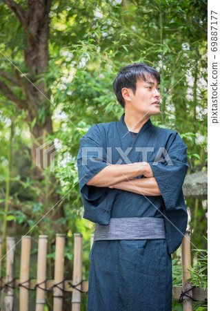 男士穿著浴衣出場 69887177