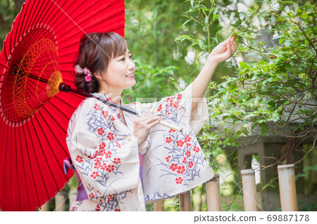 穿著浴衣的女人 穿著浴衣的女人 69887178