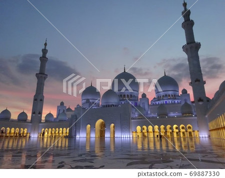 阿布扎比夢幻般的夕陽的天空 69887330