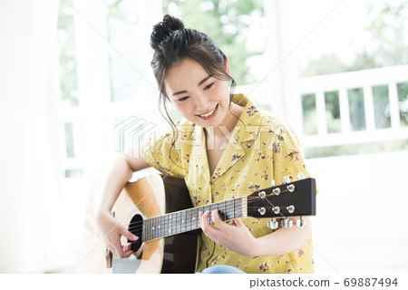女吉他的微笑 69887494