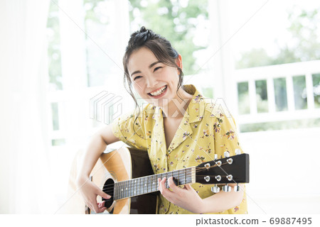 女吉他的微笑 69887495