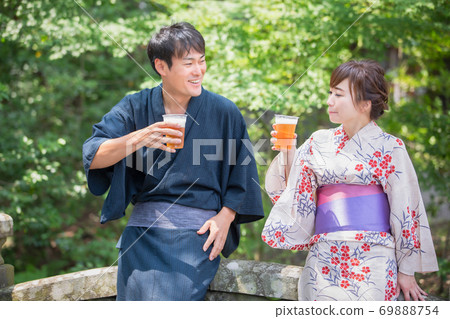 Men and women in yukata drinking beer 69888754