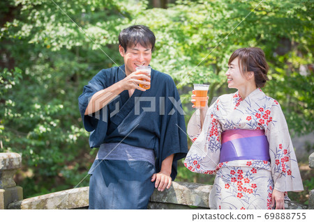 Men and women in yukata drinking beer 69888755