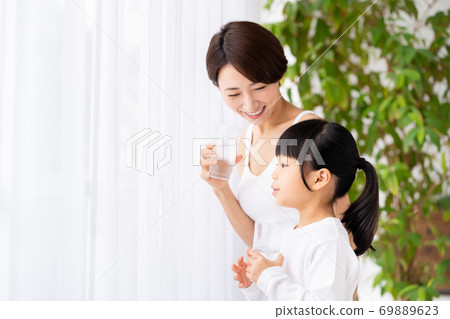 父母和孩子要補充水分。 父母和孩子要補充水分。 69889623