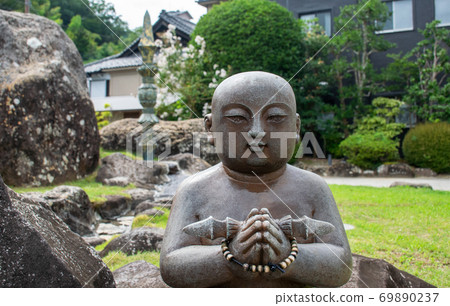 Izu Shuzenji "Yukake Toddler Ambassador" with a lovely expression standing in Tokkonoyu Park 69890237