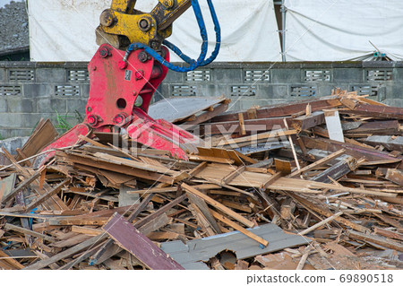 Heavy machinery for processing waste wood from wooden house demolition 69890518