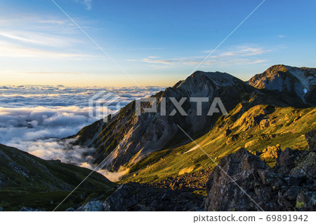 Shakushidake and Hakuba Yarigadake in the morning glow 69891942