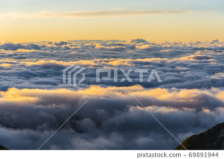 Sea of clouds at sunrise 69891944