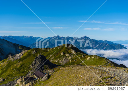 北阿爾卑斯山立山山脈和富士山。 69891967
