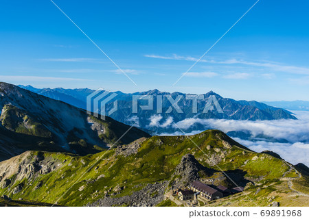 北阿爾卑斯山立山山脈和富士山。 北阿爾卑斯山立山山脈和富士山。 69891968