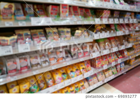 Blurred image of pet shop food display shelves 69893277