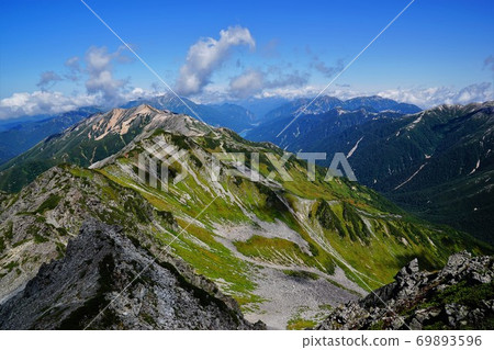 從山頂的北部景色。 從山頂的北部景色。 69893596