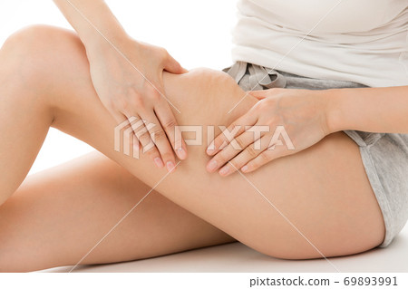 Thigh cellulite / young woman 69893991