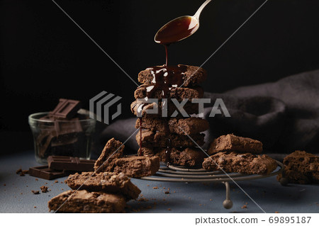 Brownies and chocolate sauce 69895187
