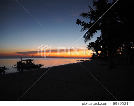 在宿霧北部無人居住的島嶼“ Karangaman”上的日落 69895214