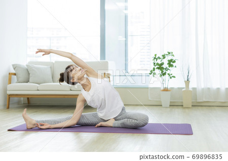 Women who do yoga 69896835
