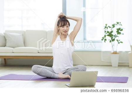 女電腦做瑜伽 69896836