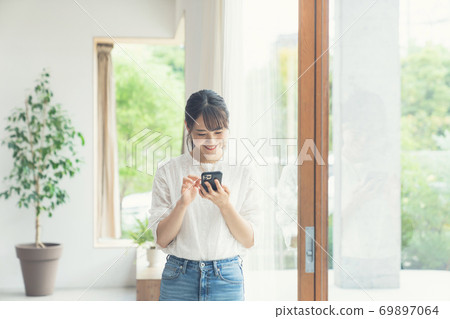 使用智慧型手機的女人 使用智慧型手機的女人 69897064