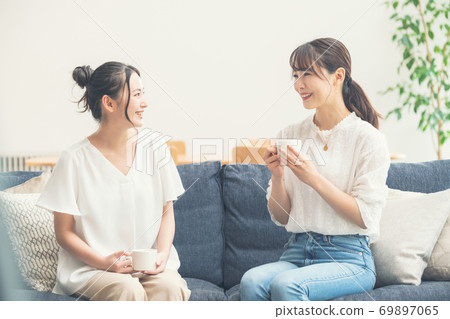 兩個女人在房間裡放鬆 兩個女人在房間裡放鬆 69897065
