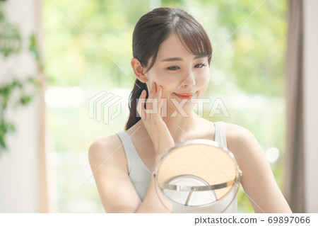 美容圖像護膚日本女人檢查皮膚 美容圖像護膚日本女人檢查皮膚 69897066
