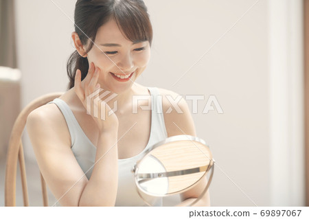 美容圖像護膚日本女人檢查皮膚 69897067