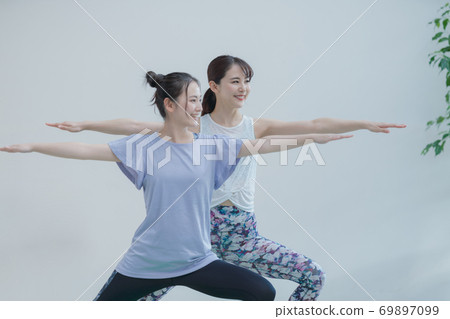 女人做瑜伽瑜伽教練 女人做瑜伽瑜伽教練 69897099