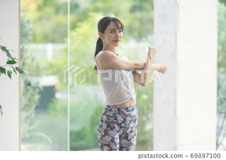 女人伸展 69897100