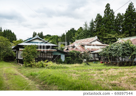 Abandoned abandoned wooden building Abandoned abandoned wooden building 69897544