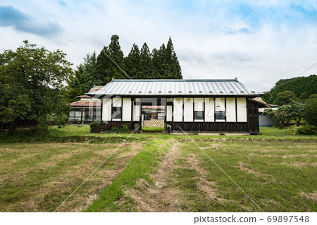 廢棄和廢棄的木製長門 廢棄和廢棄的木製長門 69897548