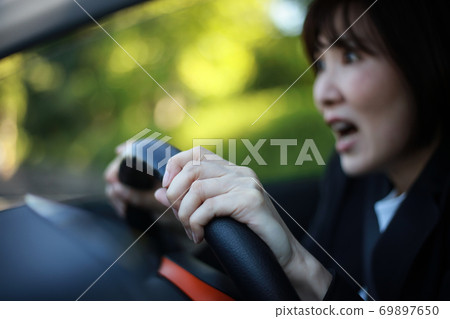 開車時看起來很驚訝的女人 開車時看起來很驚訝的女人 69897650