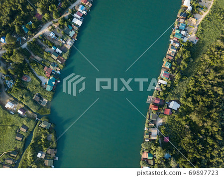 Floating restaurants and guesthouses located on the river bank 69897723