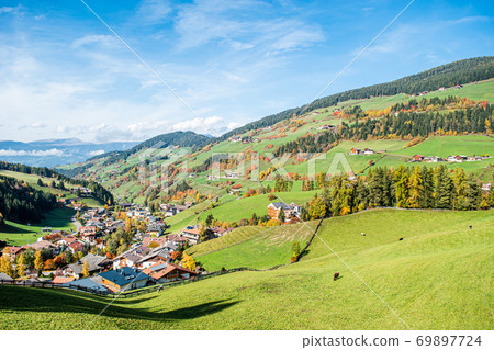 The village of Santa Magdalena. 69897724