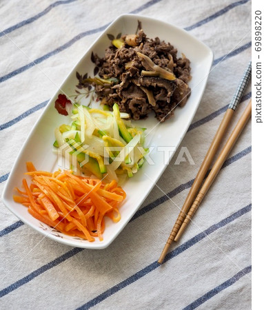 Stir-fried organic onion, carrot, zucchini and beef Stir-fried organic onion, carrot, zucchini and beef 69898220