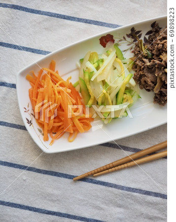 炒有機洋蔥，胡蘿蔔，西葫蘆和牛肉 69898223