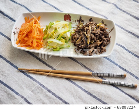 炒有機洋蔥,胡蘿蔔,西葫蘆和牛肉 炒有機洋蔥,胡蘿蔔,西葫蘆和牛肉 69898224
