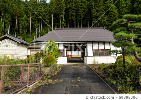 Wealthy farmhouse with traditional Nagaya gate in the countryside of Tohoku 69898386