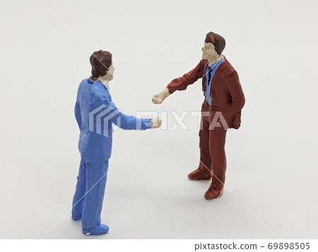 A businessman trying to shake hands 69898505