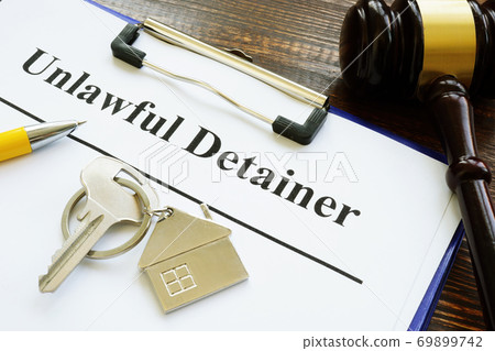 Unlawful detainer papers, key and gavel in the court. 69899742