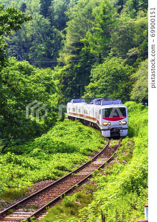 Car E193 series diesel train running on the Ban-Etsusai Line EAST i-D Kitakata City, Fukushima Prefecture Car E193 series diesel train running on the Ban-Etsusai Line EAST i-D Kitakata City, Fukushima Prefecture 69900151