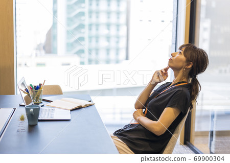 考慮提案的具體計劃的女商人 69900304