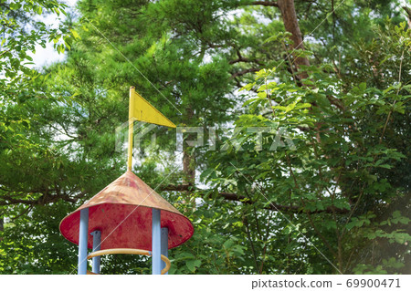The top of the jungle gym in the park early in the morning The top of the jungle gym in the park early in the morning 69900471