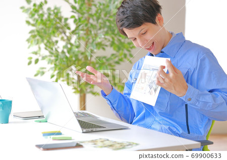 在線會議建築師在顯示圖紙時交談 69900633