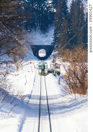 在山形縣新莊市的雪地上行駛的陸上西線列車 在山形縣新莊市的雪地上行駛的陸上西線列車 69901427
