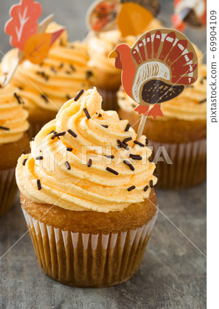 cupcake, muffin, chocolate 69904109