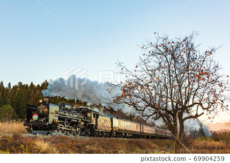 Remaining persimmon and SL Christmas train Kitakata City, Fukushima Prefecture Remaining persimmon and SL Christmas train Kitakata City, Fukushima Prefecture 69904259