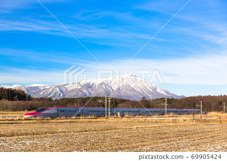 冬季岩手山和岩手縣shi石町秋田新幹線的小町 照片素材 圖片 圖庫