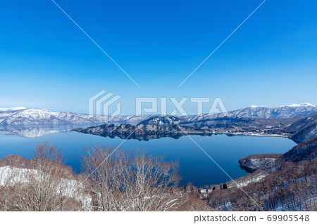 [十和田湖]十和田湖和八甲田山從石名亭看的早春 69905548