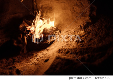 tourist makes a fire on the beach tourist makes a fire on the beach 69905620