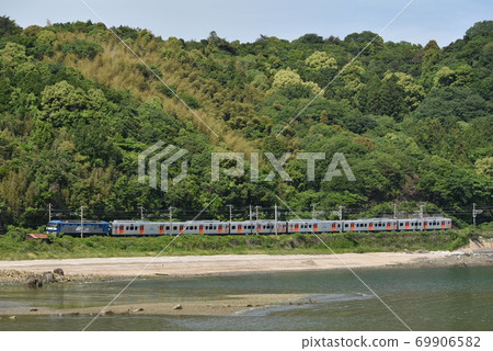 Train running along the beach Train running along the beach 69906582